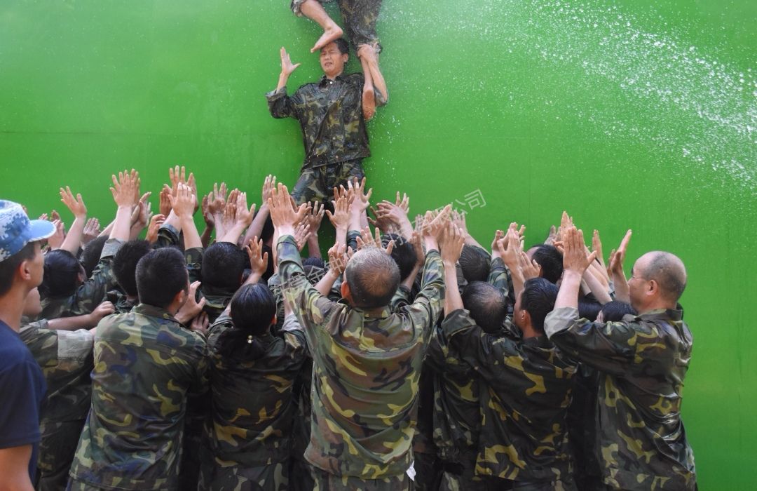 東莞玻璃工廠(chǎng)組織后備骨干軍訓(xùn)活動(dòng)